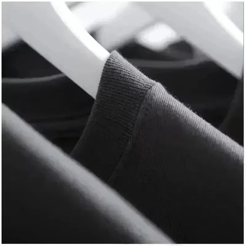 Camiseta Streetwear con Logo Clásico – Algodón Premium (Blanco/Negro)